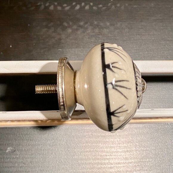 many sets of 6 new black & whiteceramic knobs/pull - Picture 4 of 7